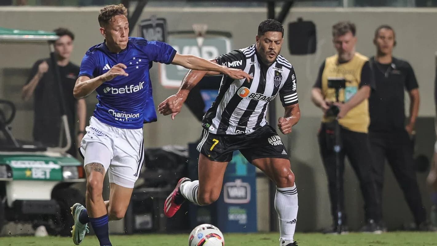 Jogadores de Cruzeiro e Atlético-MG disputam a bola em clássico mineiro