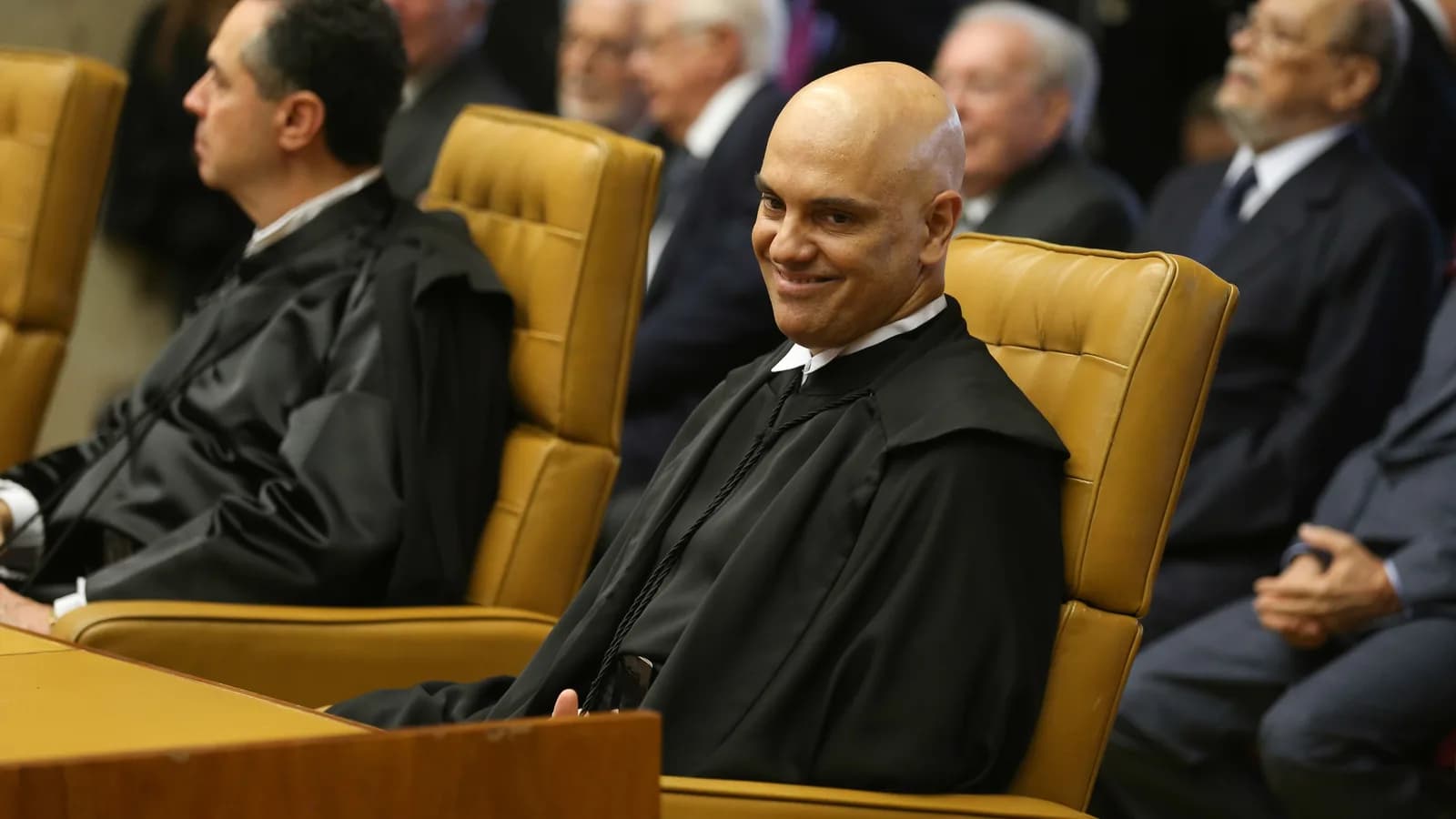 O ministro Alexandre de Moraes, do STF, em sessão de julgamento, vestindo toga