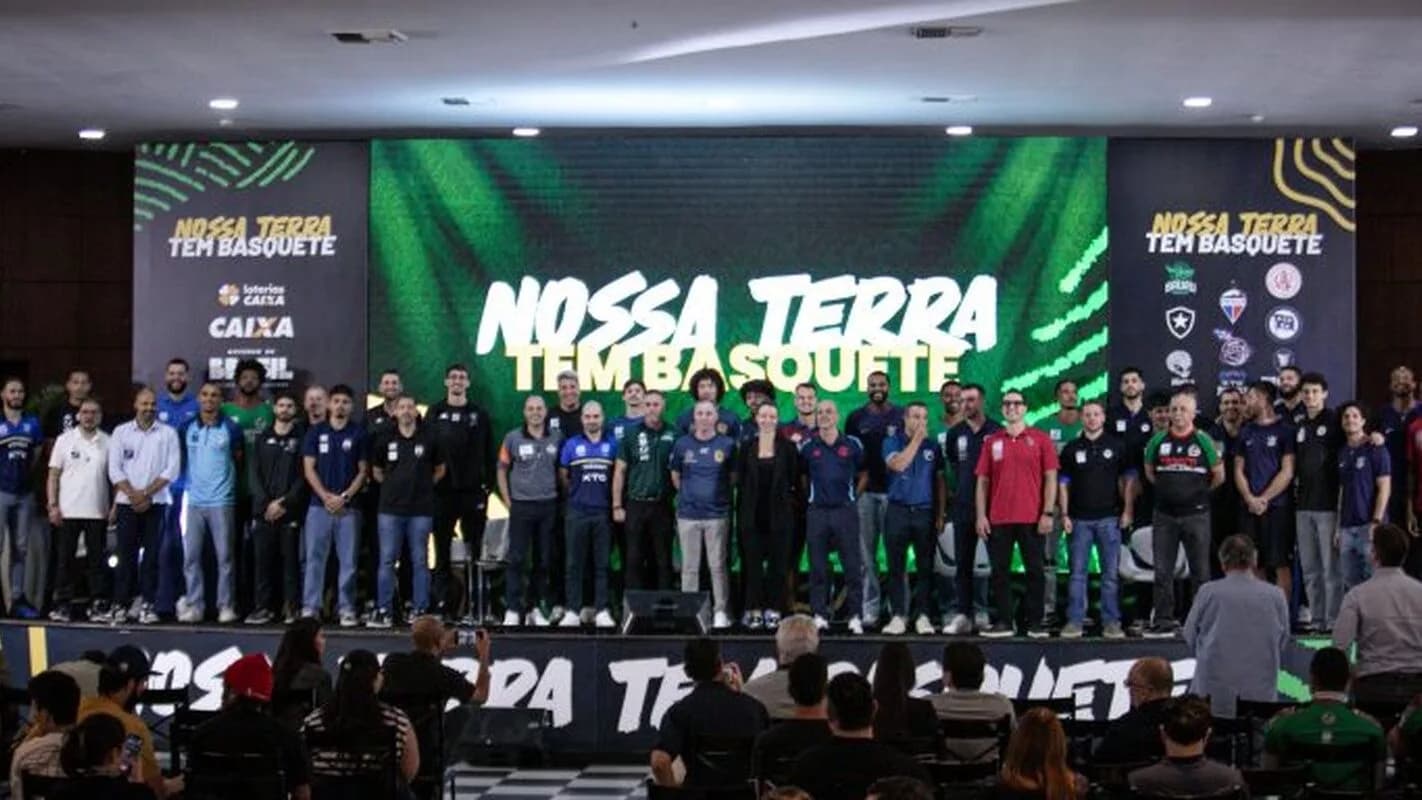 Jogadores do NBB reunidos no palco do lançamento oficial da temporada da liga, em São Paulo