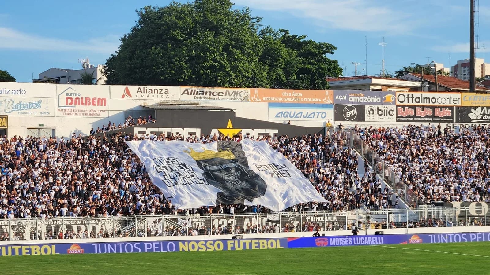 Torcida da Ponte Preta no Estádio Moisés Lucarelli com bandeirão