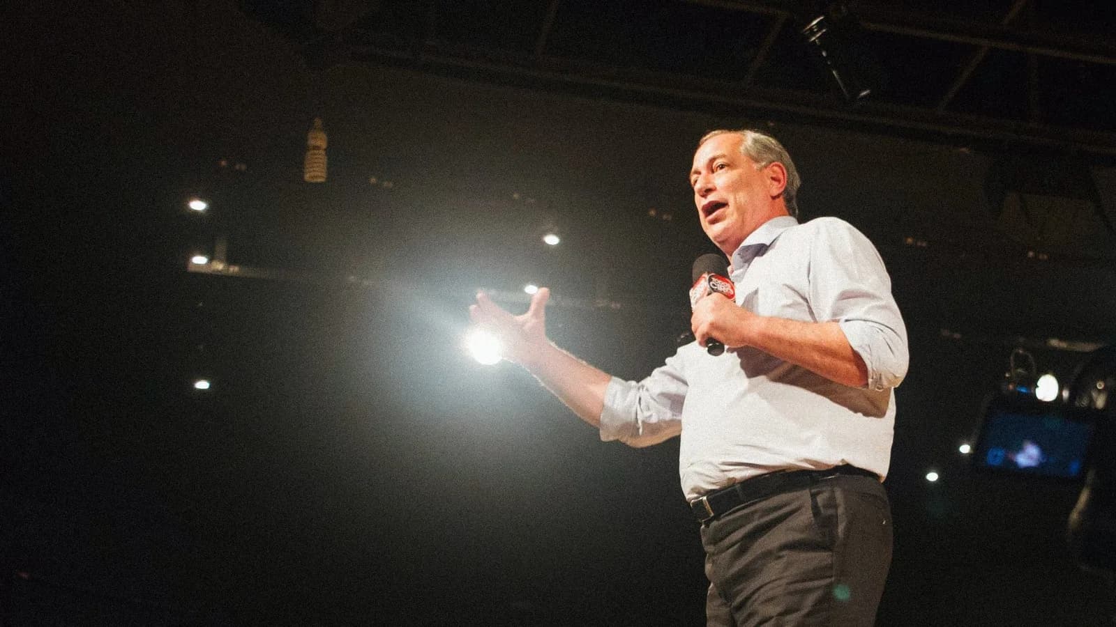 Ciro Gomes discursa ao microfone durante evento de campanha