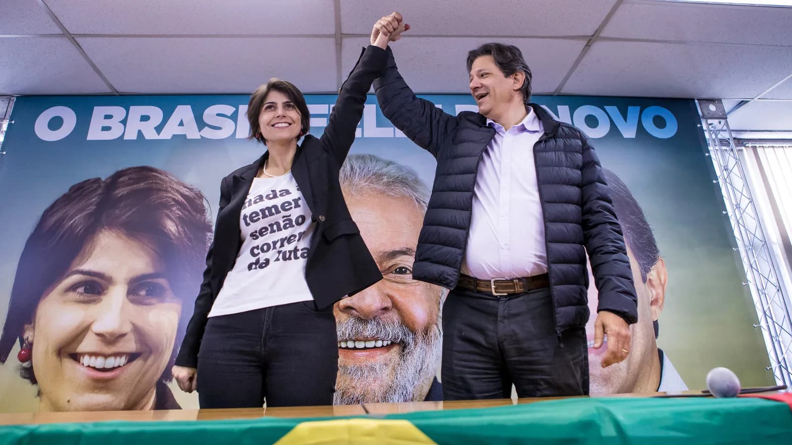 Foto de arquivo de Fernando Haddad na campanha presidencial de 2018, ao lado da candidata a vice Manuela d'Ávila