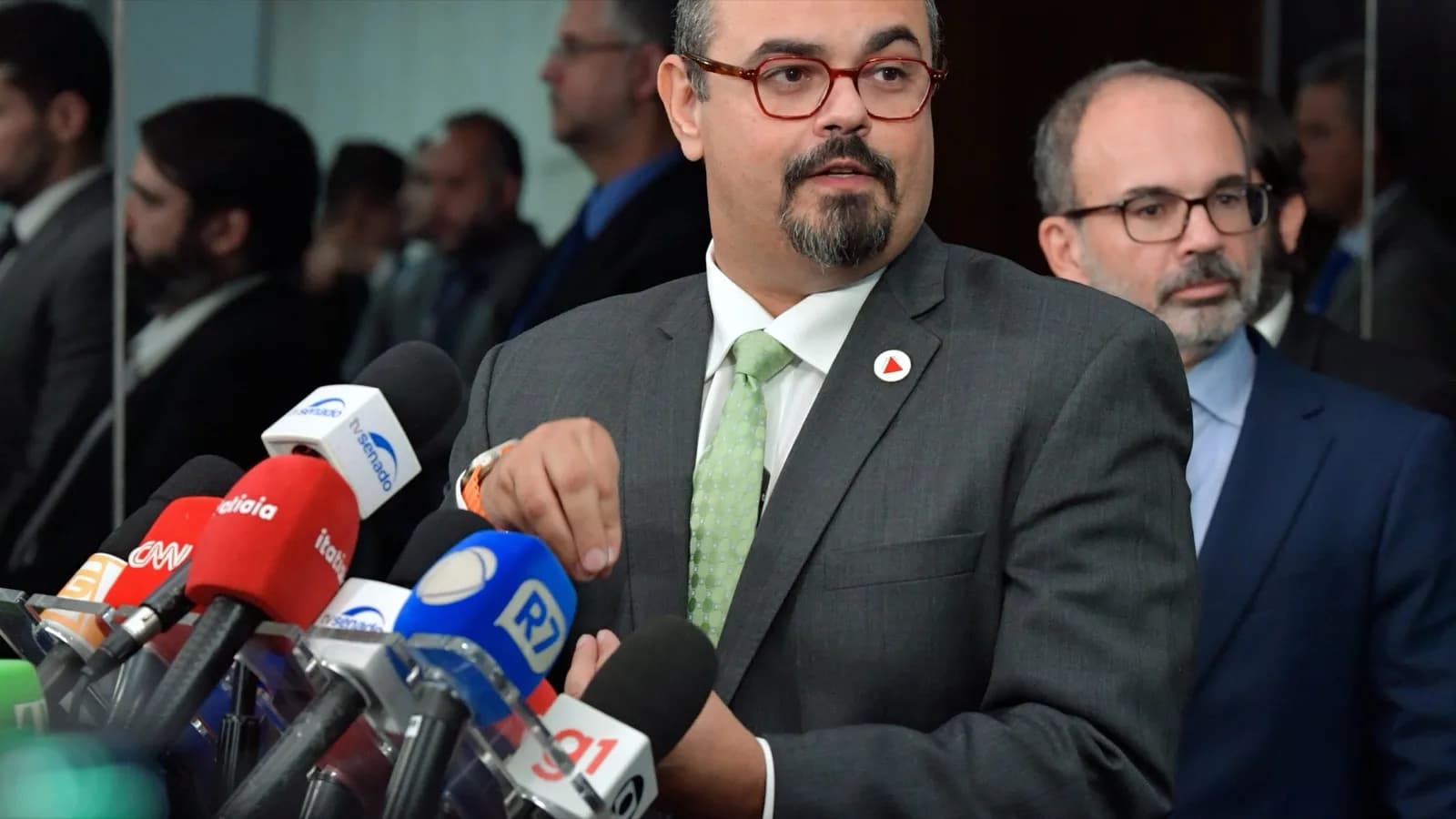 O governador de Minas Gerais, Mateus Simões, fala à imprensa em coletiva cercado de microfones de emissoras