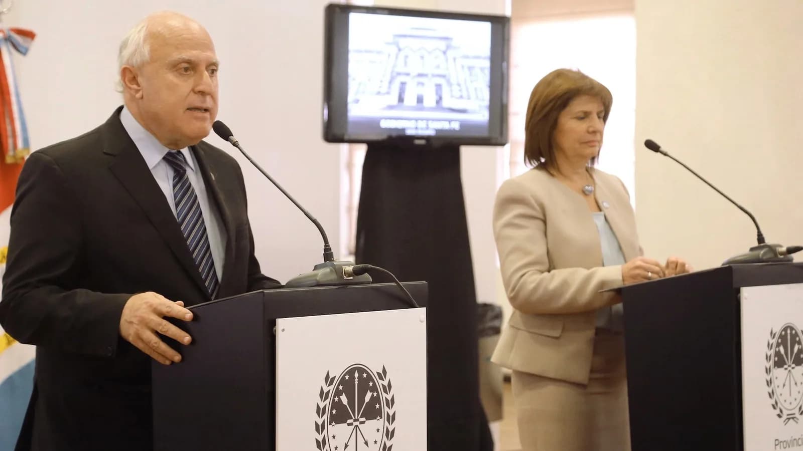 A ministra de Segurança da Argentina, Patricia Bullrich, discursa em um púlpito ao lado de outra autoridade