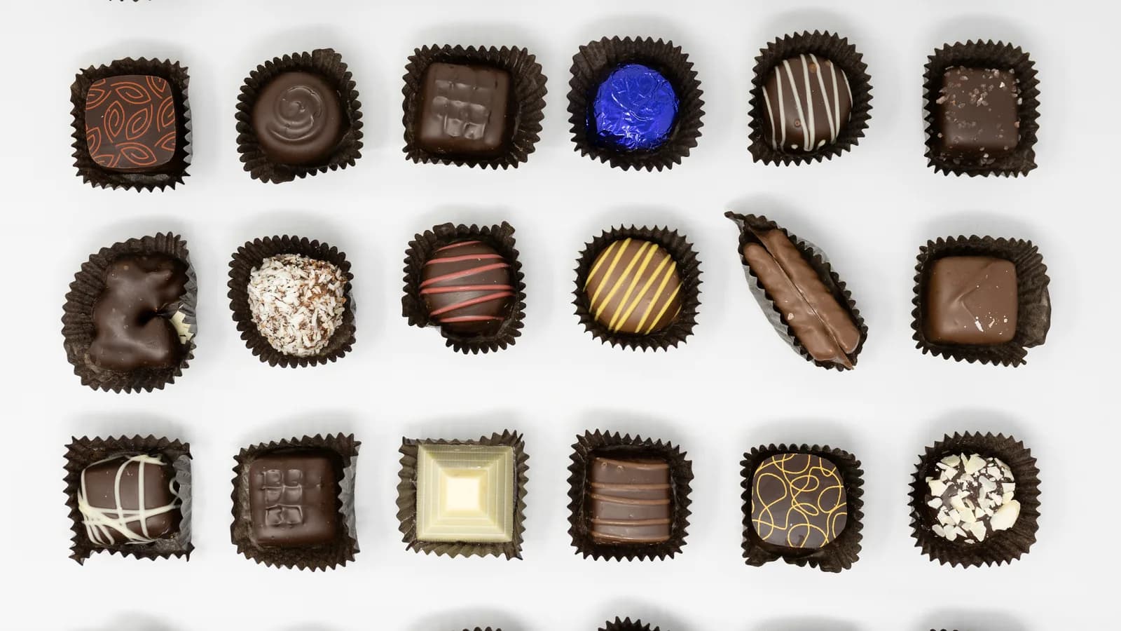 Caixa com bombons variados de chocolate, foto ilustrativa