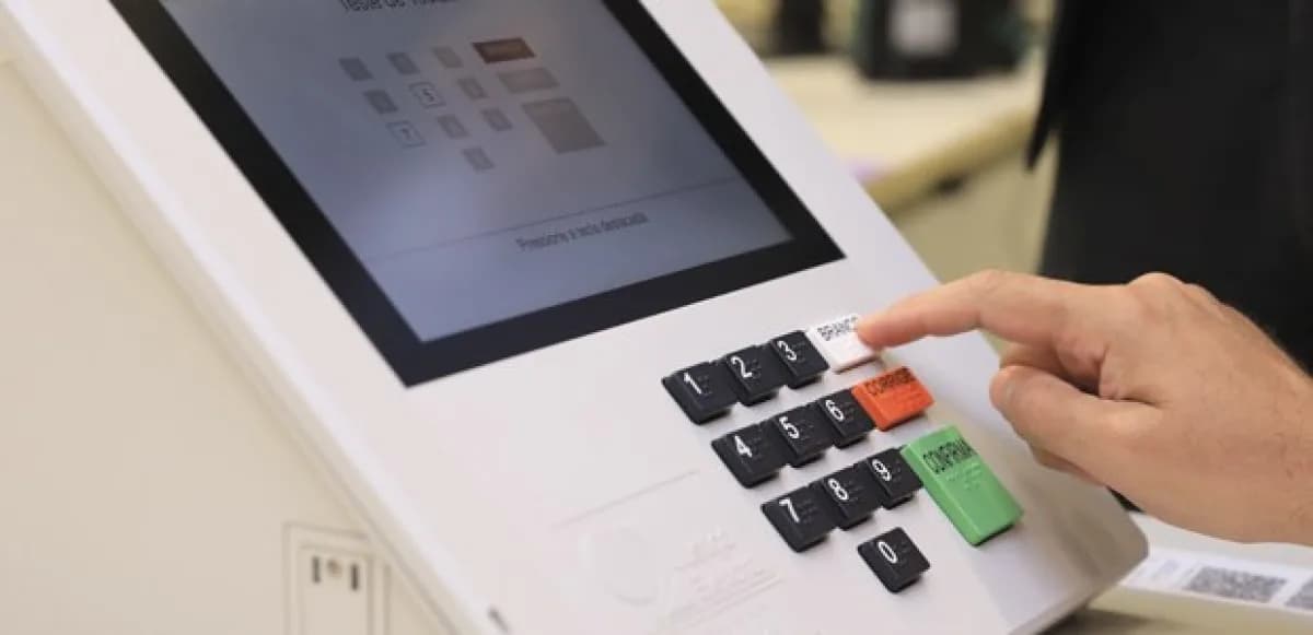 Eleitores em fila para votar no segundo turno das eleições de 2026