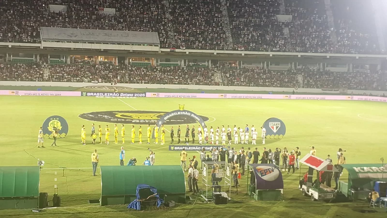 Jogadores do Mirassol em campo antes de partida em 2026