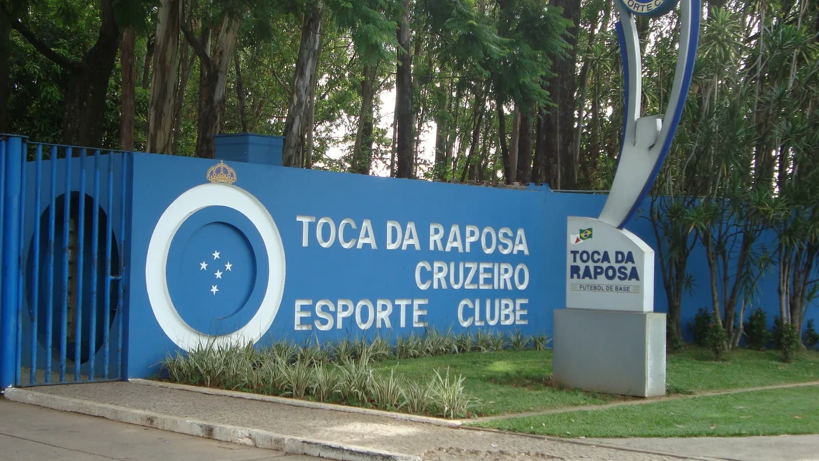 Placa de entrada da Toca da Raposa, sede do Cruzeiro Esporte Clube, em Belo Horizonte