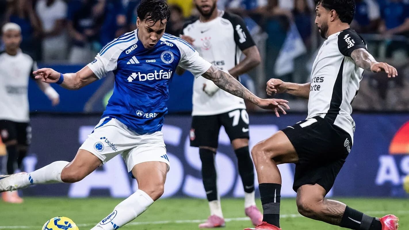 Jogador do Corinthians disputa lance em partida de futebol