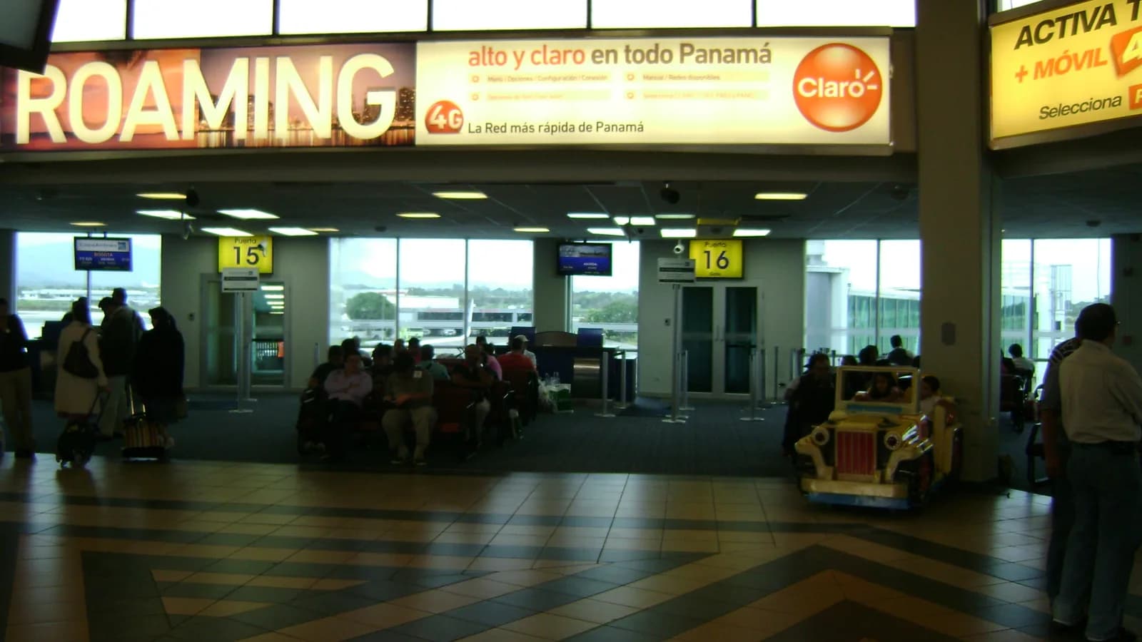 Passageiros aguardam em terminal do Aeroporto Internacional de Tocumen, no Panamá