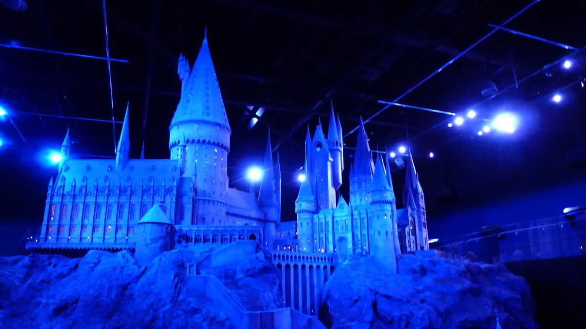 Réplica do castelo de Hogwarts no tour dos estúdios da Warner Bros. em Londres, uma das franquias do portfólio vendido