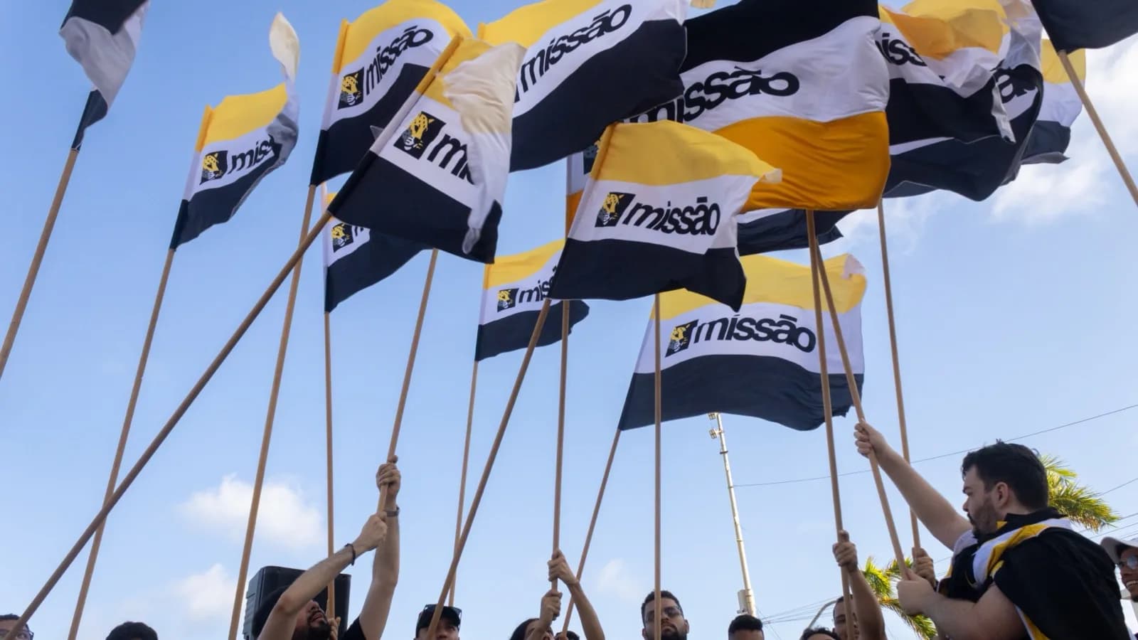 Militantes do partido Missão erguem bandeiras em ato de campanha de Renan Santos