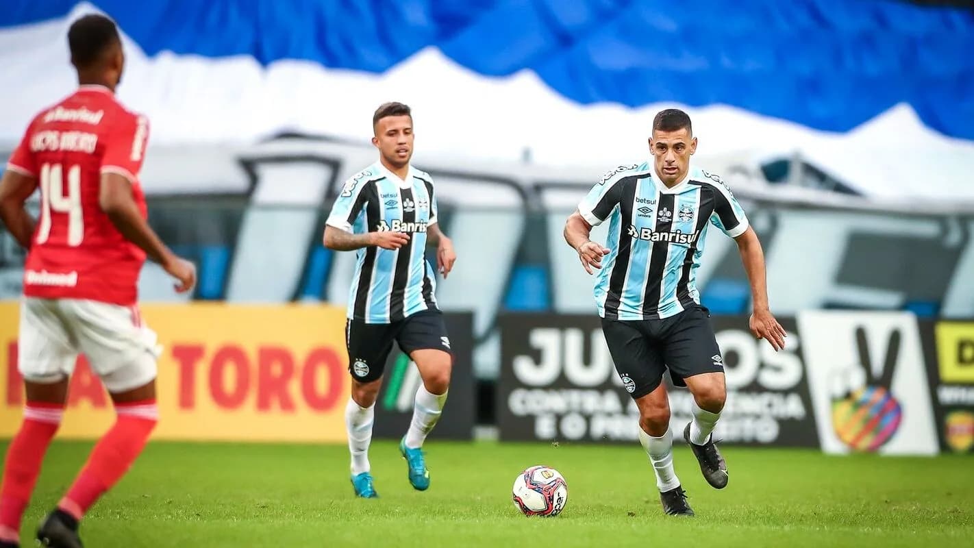 Jogadores de Internacional e Grêmio disputam a bola em clássico de arquivo entre os rivais gaúchos