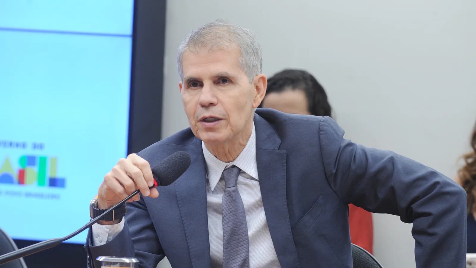 Sidônio Palmeira, ministro da Secom, fala ao microfone durante audiência na Câmara dos Deputados