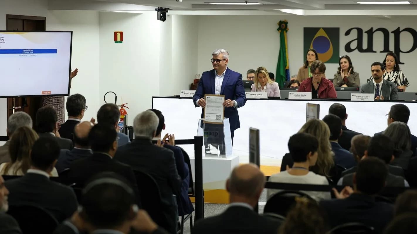 Evento do setor de petróleo e gás no Brasil, com empresários e autoridades reunidos em auditório