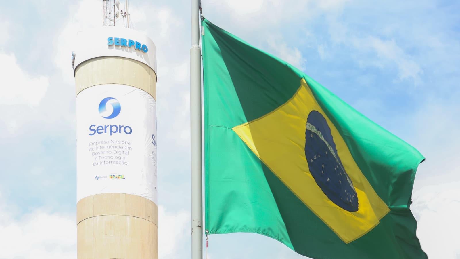 Torre de identificação do Serpro com bandeira do Brasil na sede da empresa em Brasília