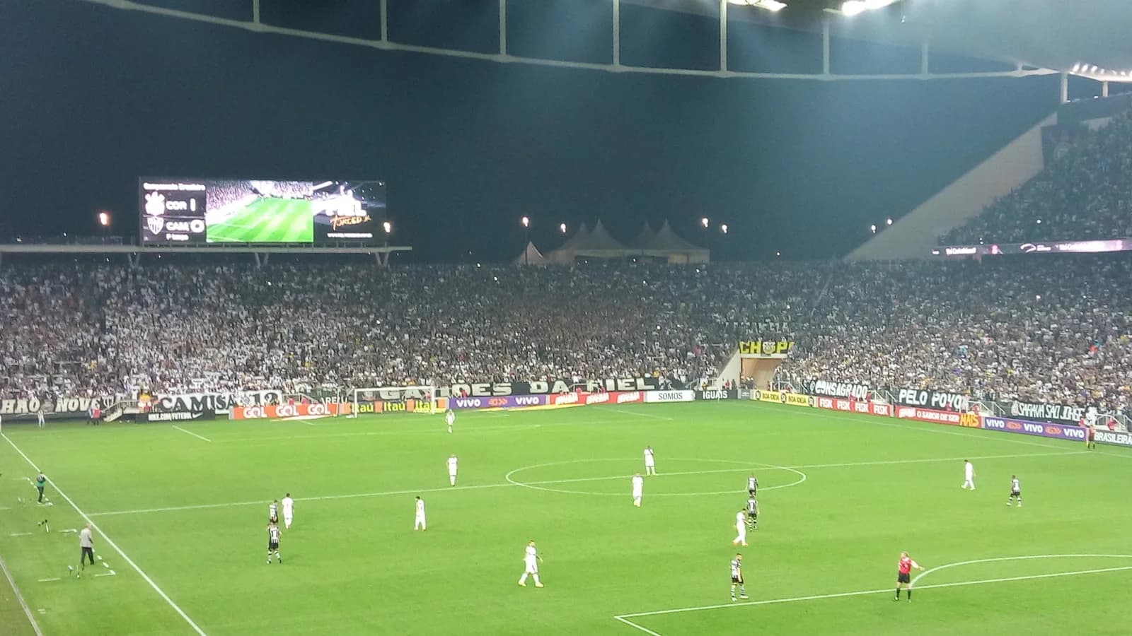 Jogadores do Atlético-MG em campo durante partida de futebol no estádio