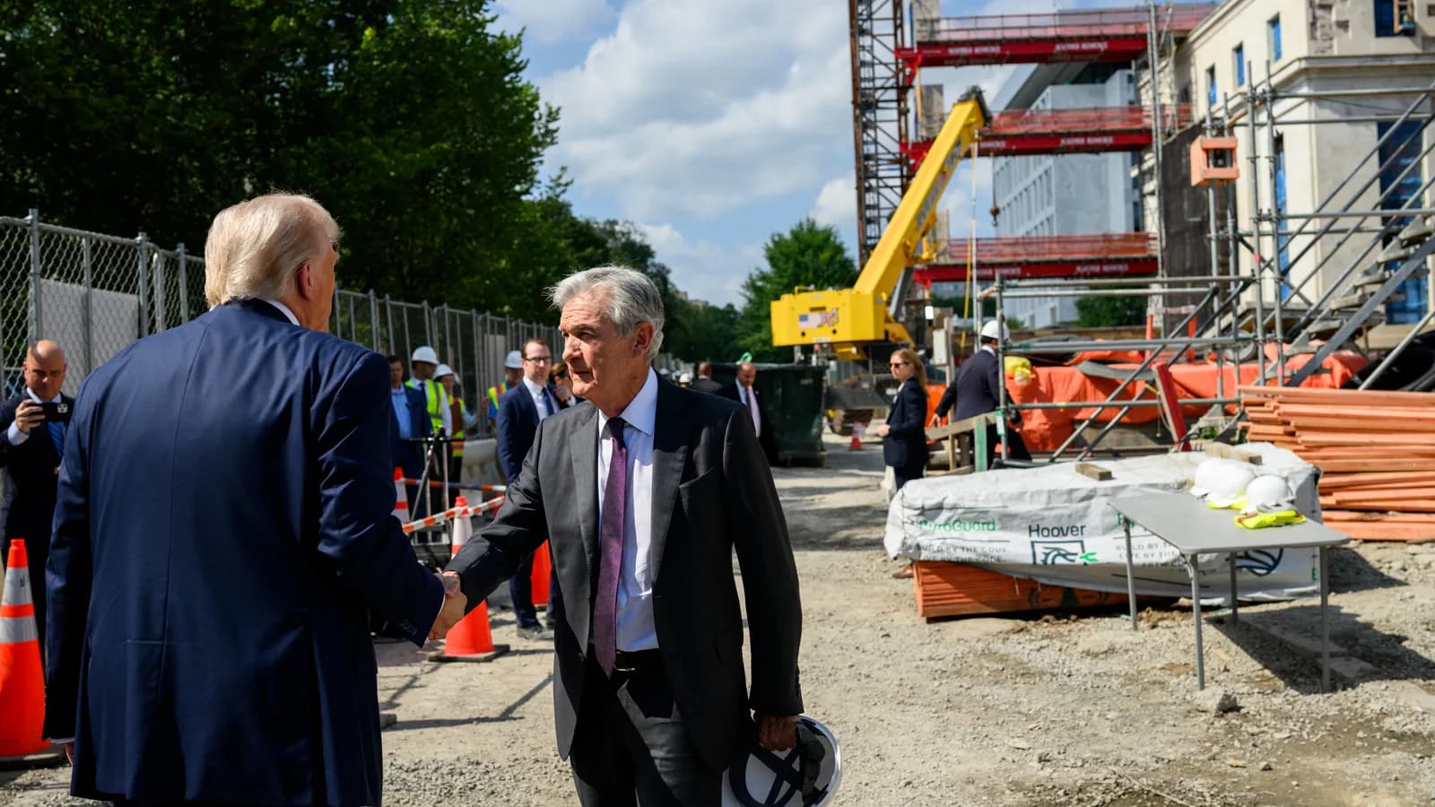 O presidente dos EUA, Donald Trump, conversa com o presidente do Fed, Jerome Powell, durante visita à sede do banco central americano