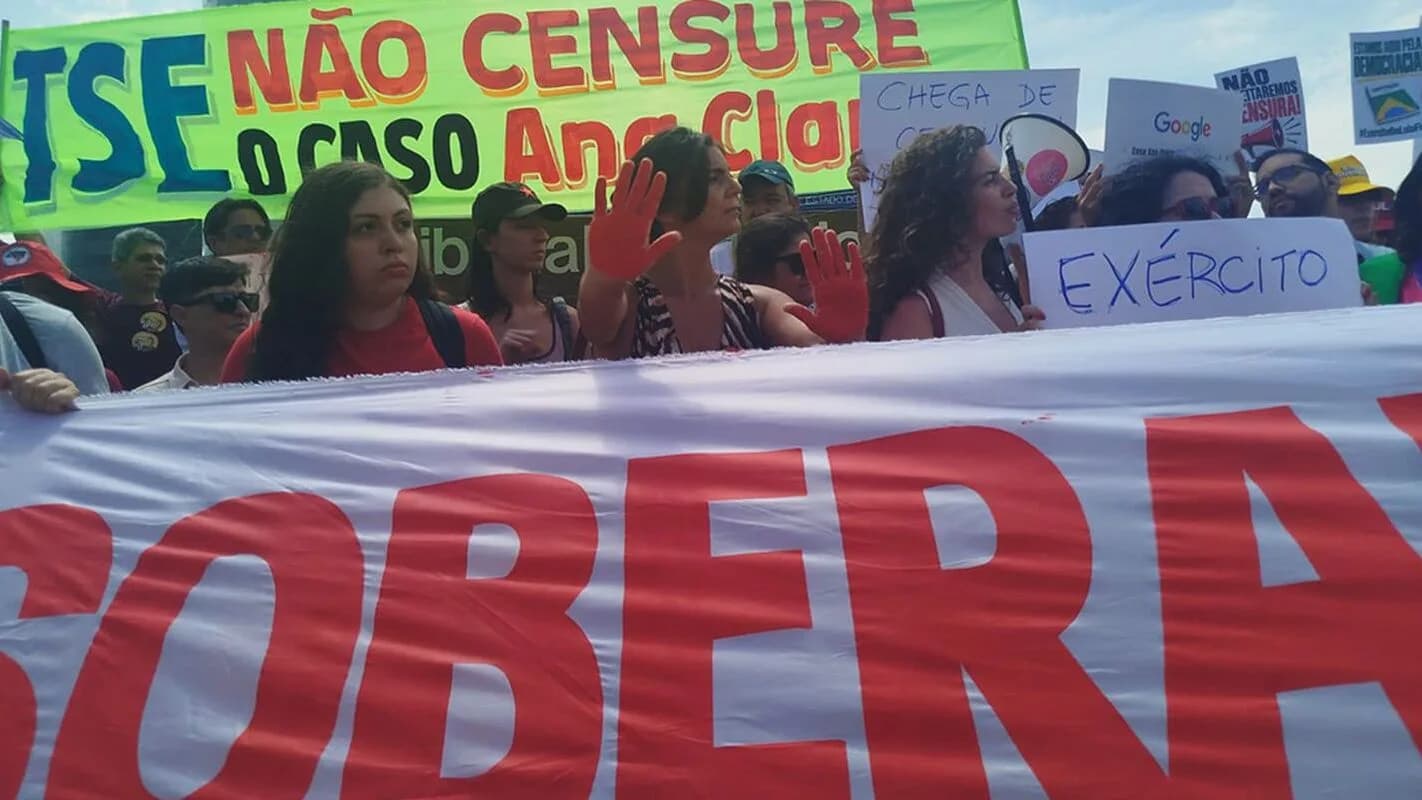 Manifestantes protestam em frente à sede do TSE, em Brasília, com faixas sobre soberania e censura