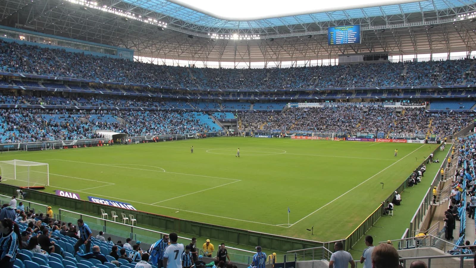 Arena do Grêmio lotada durante partida, com torcida nas arquibancadas