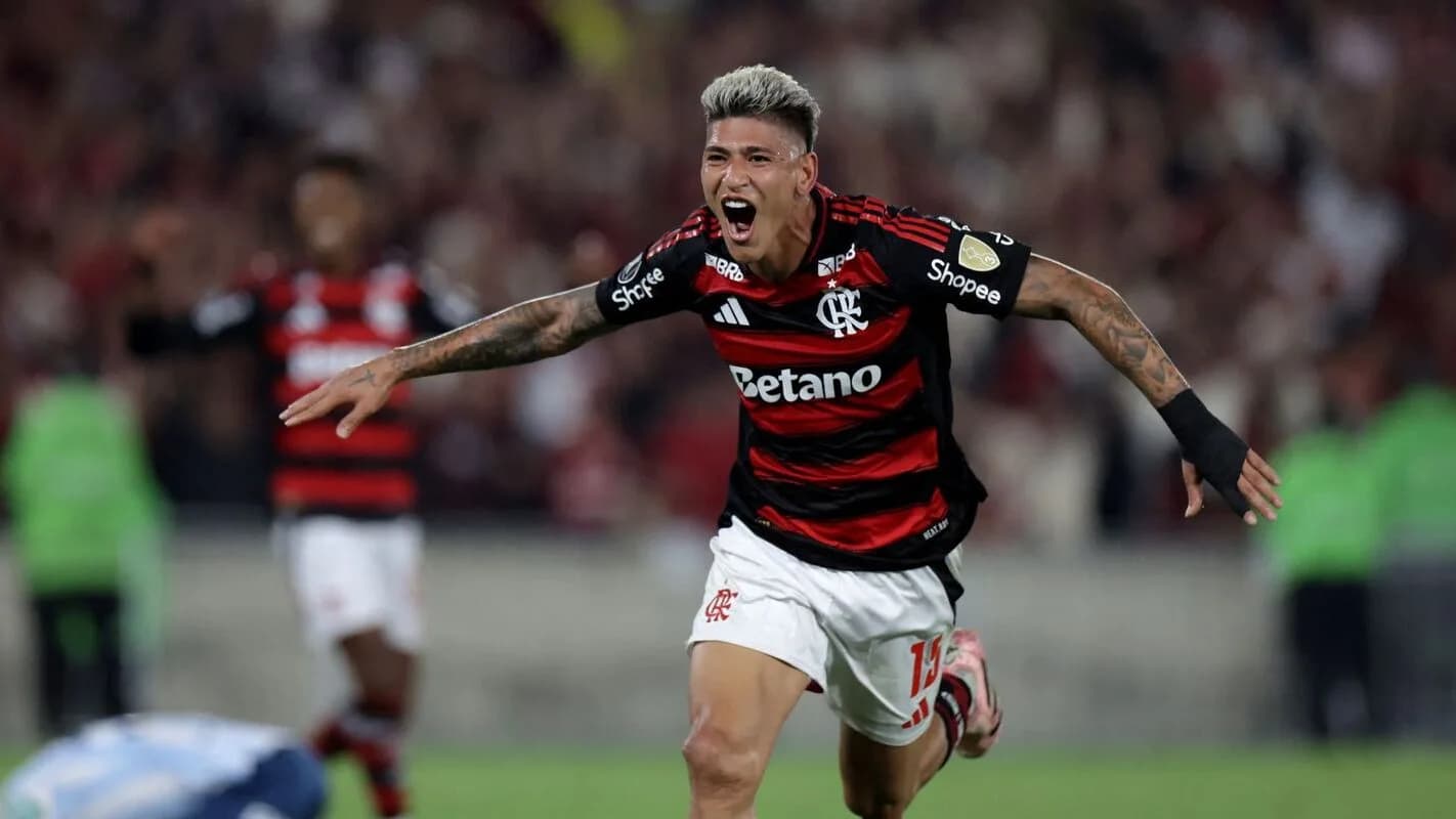 Jogador do Flamengo comemora gol em jogo da Libertadores no Maracanã