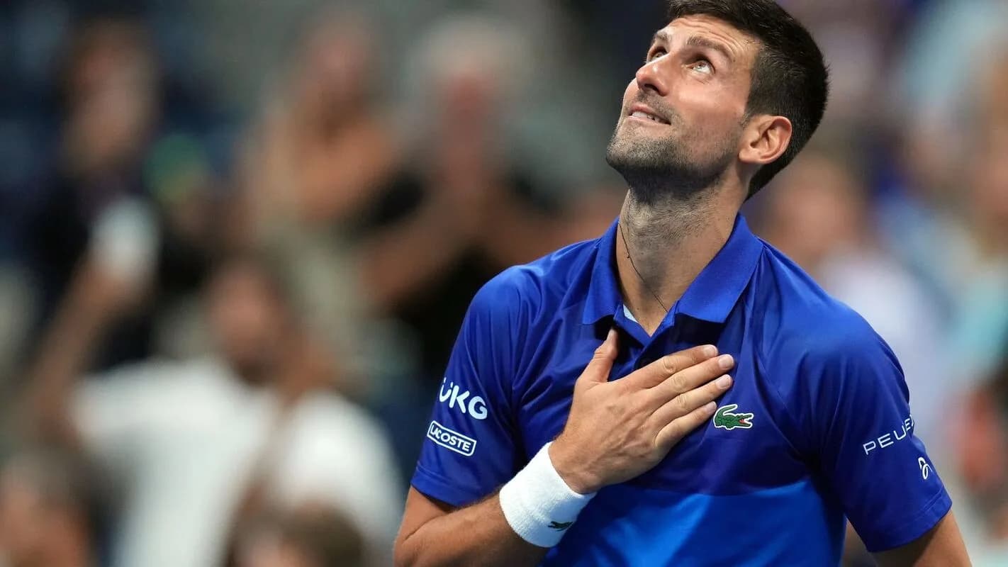 Novak Djokovic em quadra de tênis