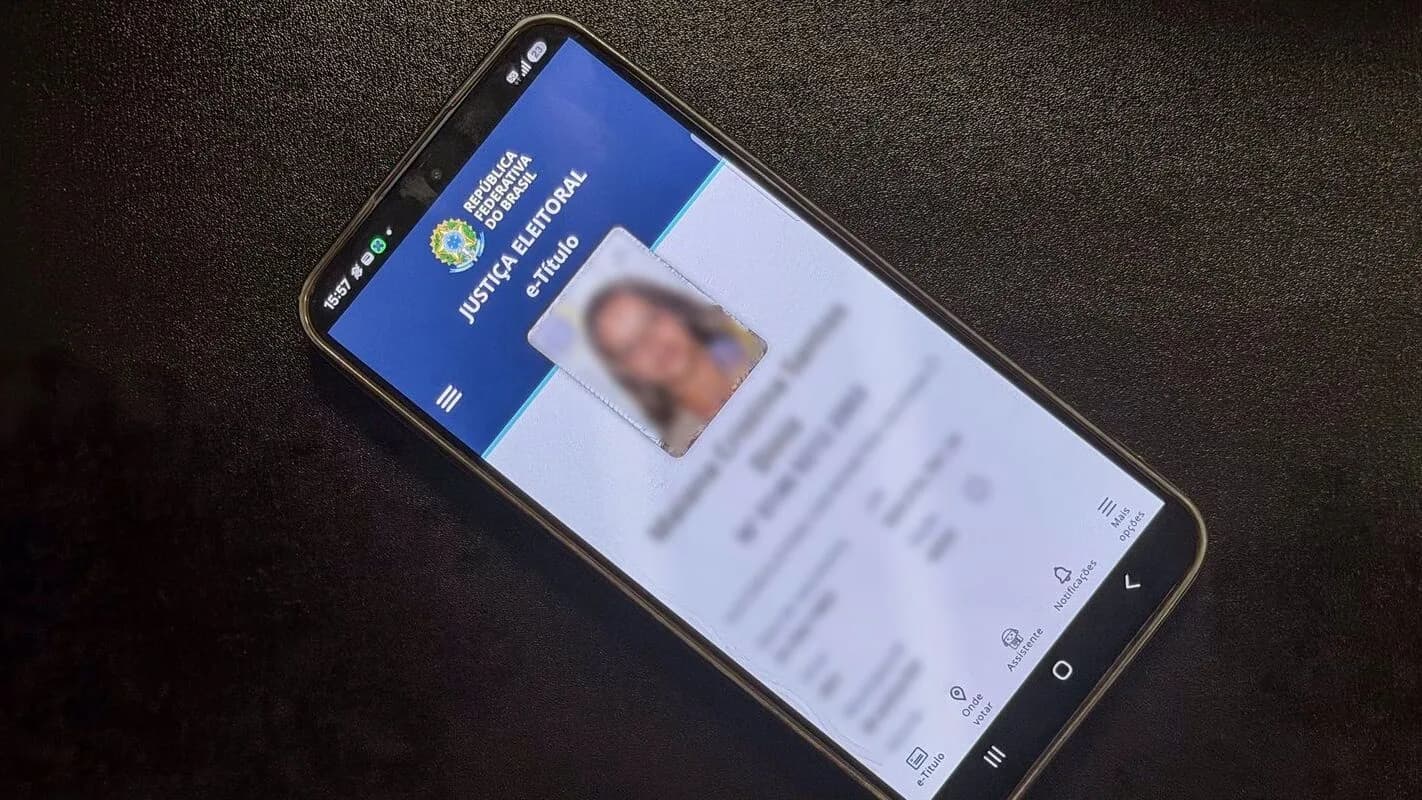 Celular exibe o aplicativo e-Título da Justiça Eleitoral, usado para votar no 2º turno