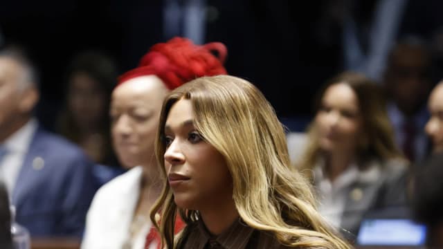 Deputada federal Erika Hilton observa plenário da Câmara dos Deputados durante sessão