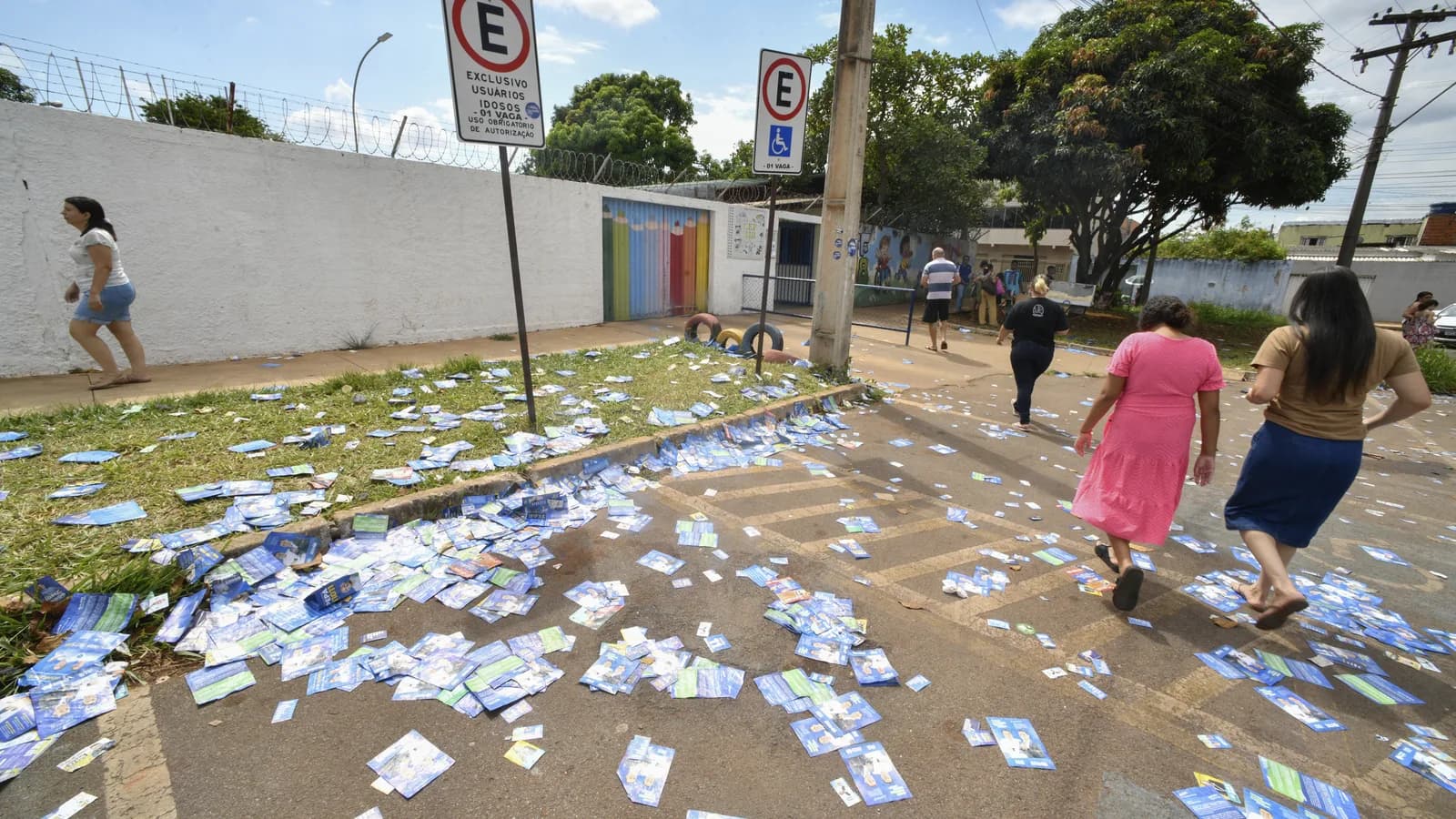 Material de campanha eleitoral espalhado por rua durante o período eleitoral de 2026