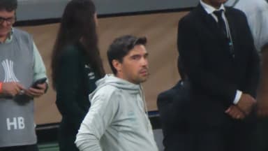 Abel Ferreira, técnico do Palmeiras, com expressão tensa durante jogo