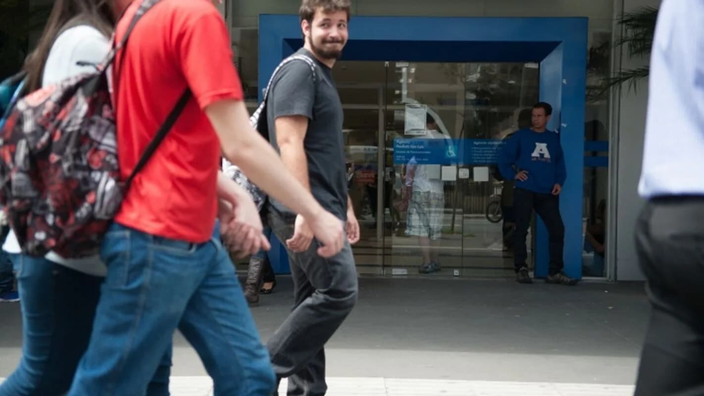 Pessoas em frente a uma agência bancária