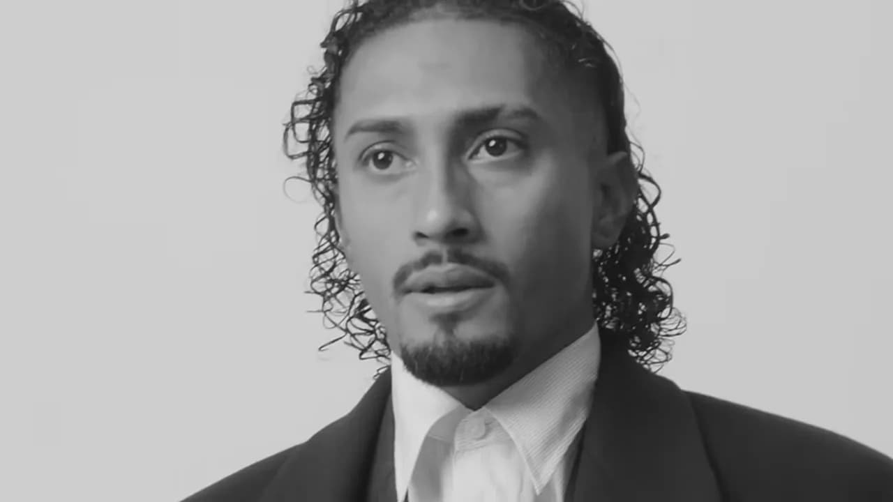 Retrato do atacante brasileiro Raphinha em preto e branco