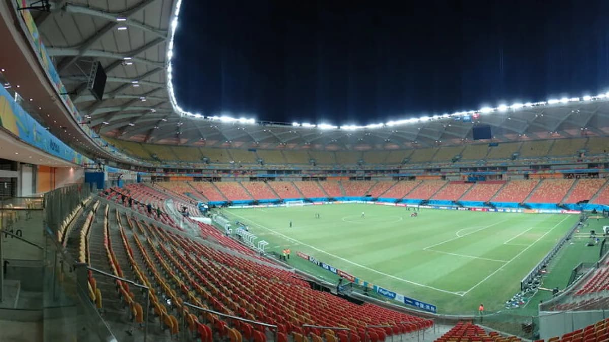 Estádio de futebol brasileiro vazio