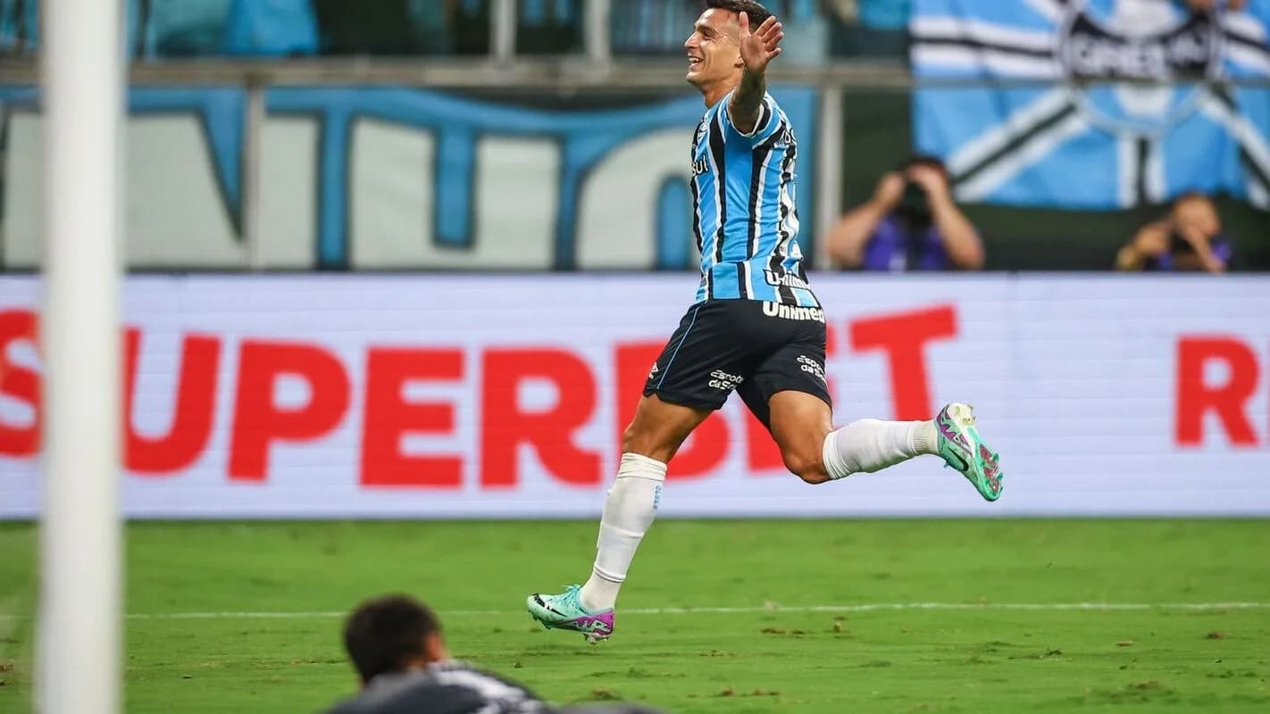 Jogador do Grêmio comemora gol na Arena do Grêmio em foto de arquivo