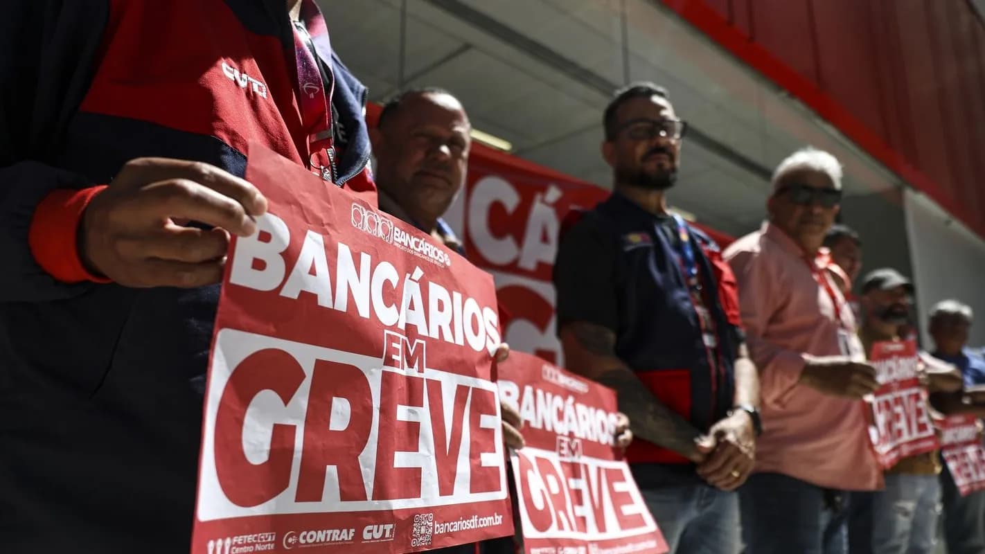 Bancários seguram cartazes durante paralisação nacional da categoria