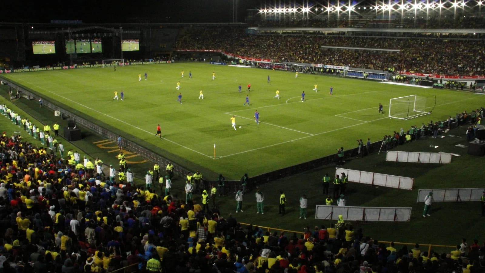 Estádio El Campín lotado, em Bogotá, onde o BTS se apresenta nesta sexta e sábado