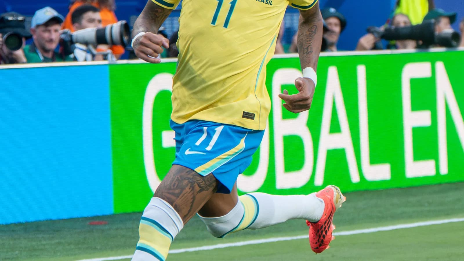 Raphinha em ação pela Seleção Brasileira, com a bola no pé
