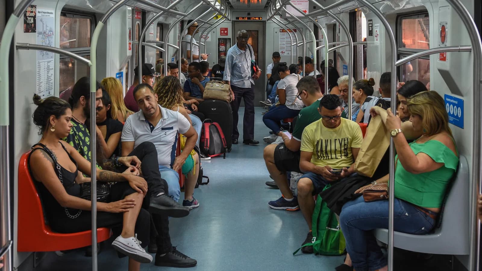 Interior de um trem da CPTM com passageiros, em São Paulo