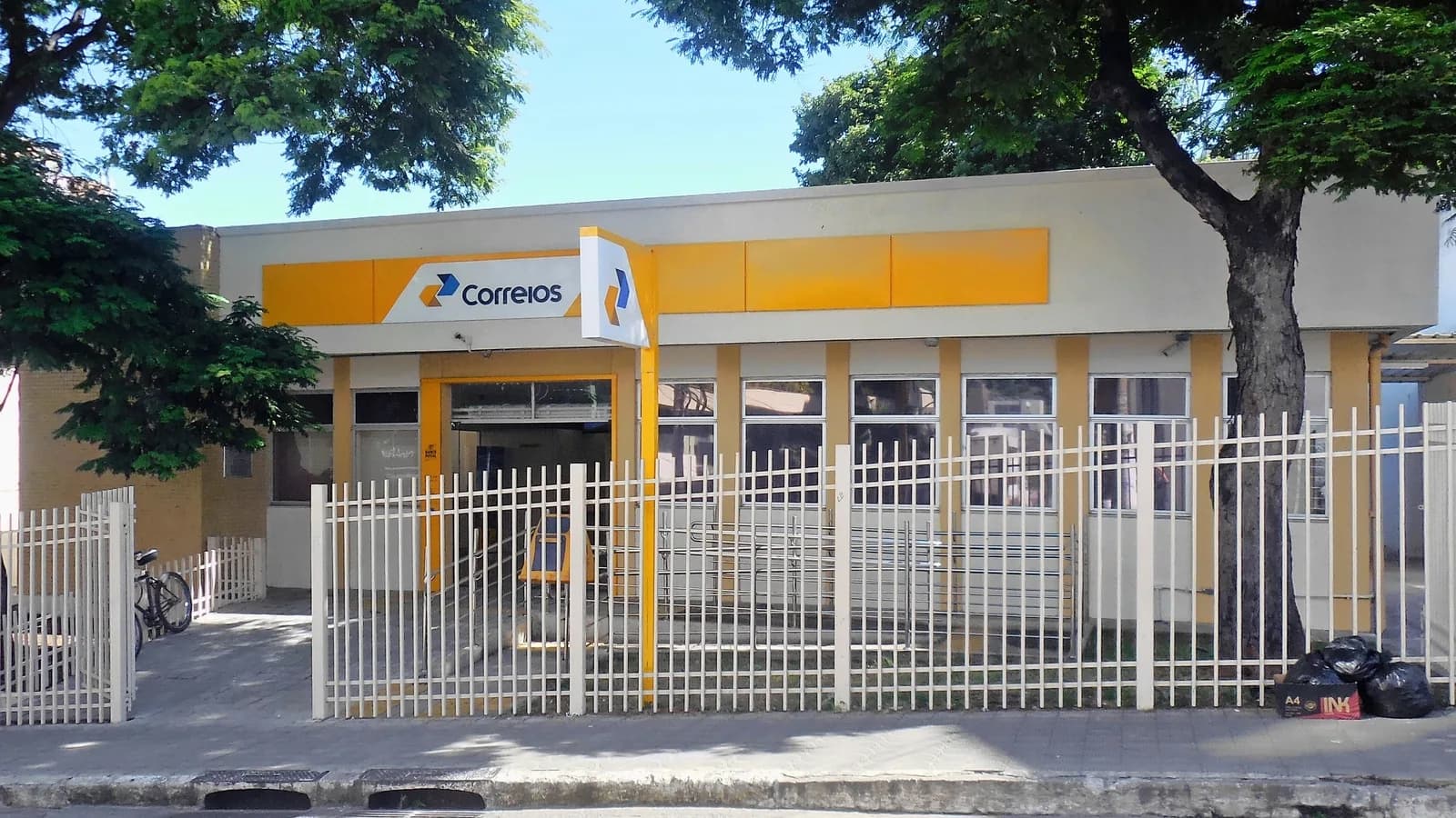Fachada de agência dos Correios, com logotipo da empresa