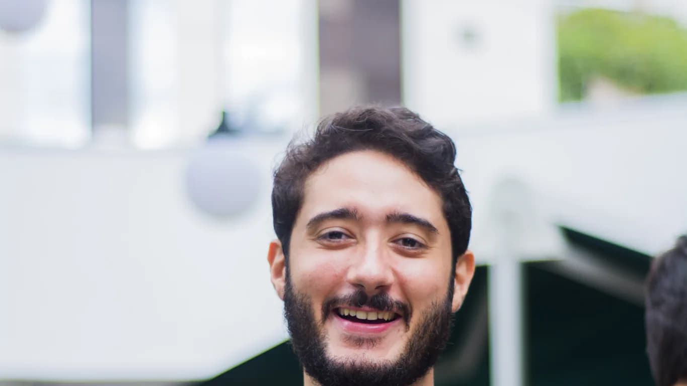 Gabriel Azevedo, candidato do MDB ao governo de Minas Gerais, sorri em foto de arquivo