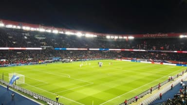 Vista geral do Parque dos Príncipes, estádio do Paris Saint-Germain, com torcida nas arquibancadas
