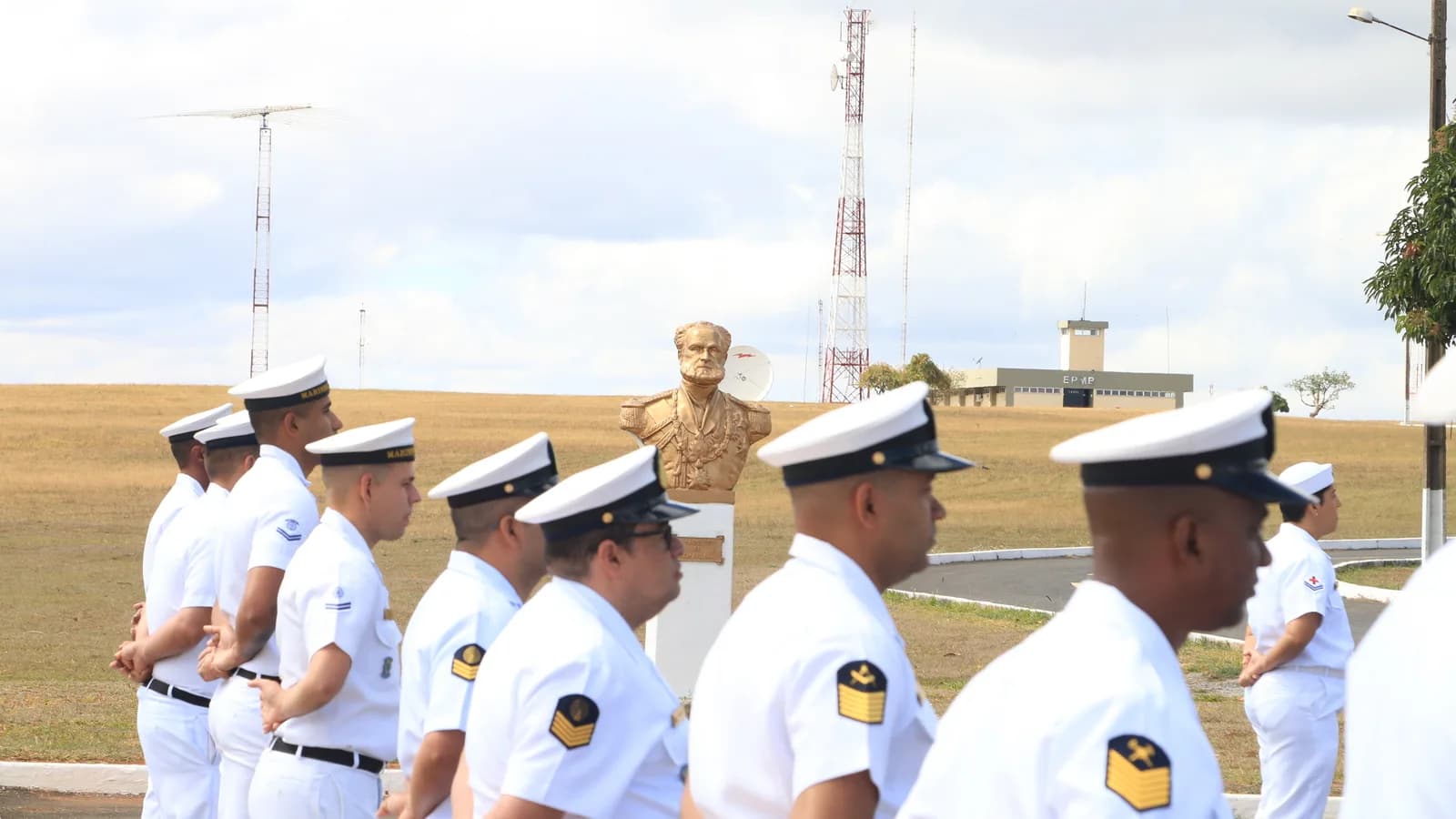 Militares da Marinha do Brasil perfilados em uniforme branco