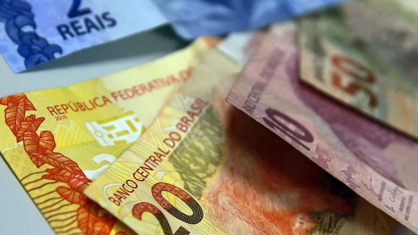 Cédulas de real do Banco Central do Brasil sobrepostas