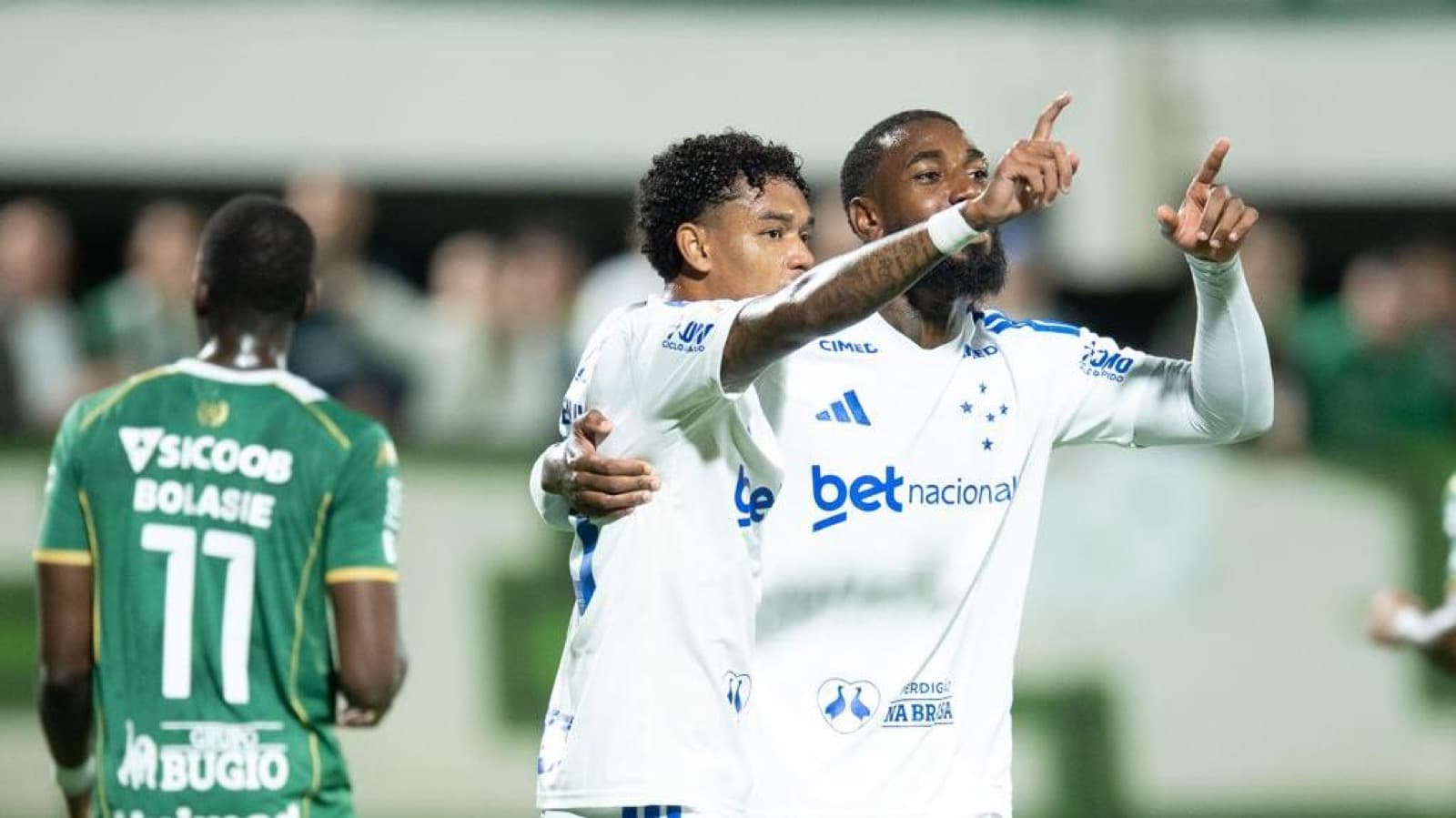 Jogadores do Cruzeiro comemoram gol que depois foi anulado no jogo contra a Chapecoense
