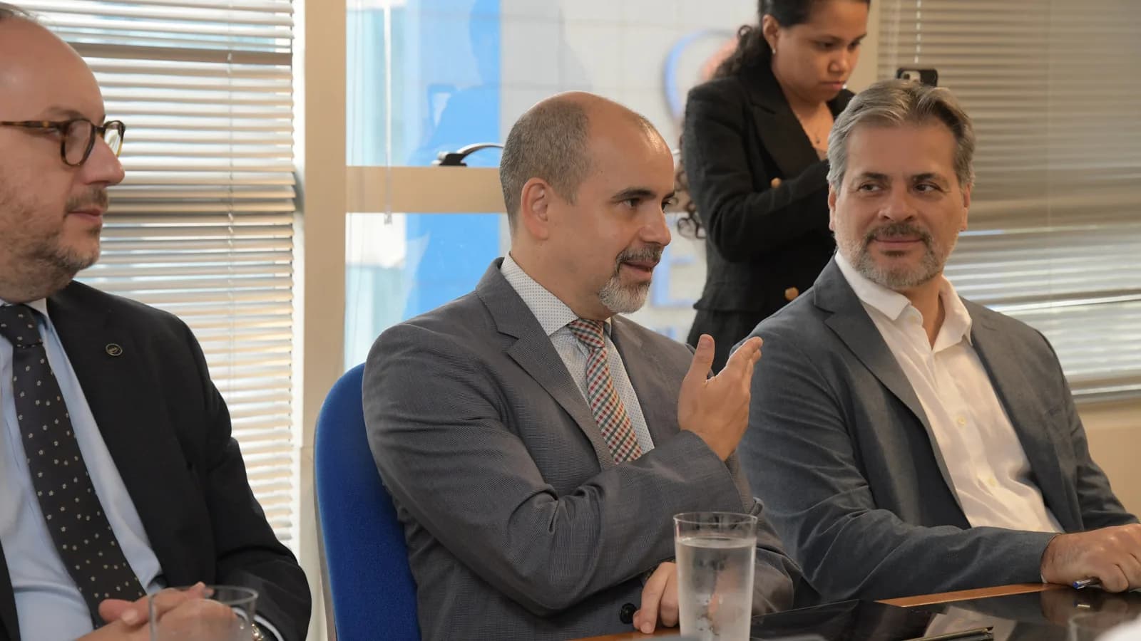 Rafael Fonteles durante reunião, ao lado de outras autoridades