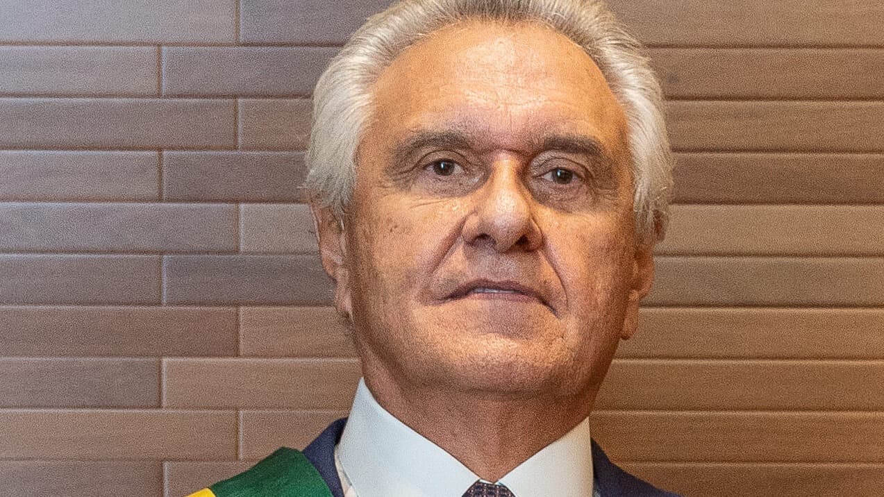 O governador de Goiás e presidenciável Ronaldo Caiado, foto oficial com a faixa de governador