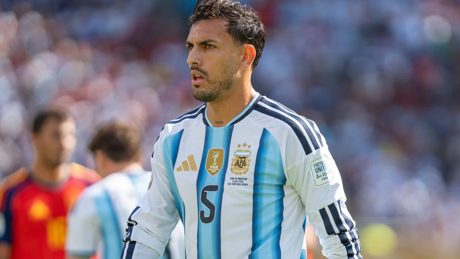 Leandro Paredes em campo com a camisa da seleção argentina
