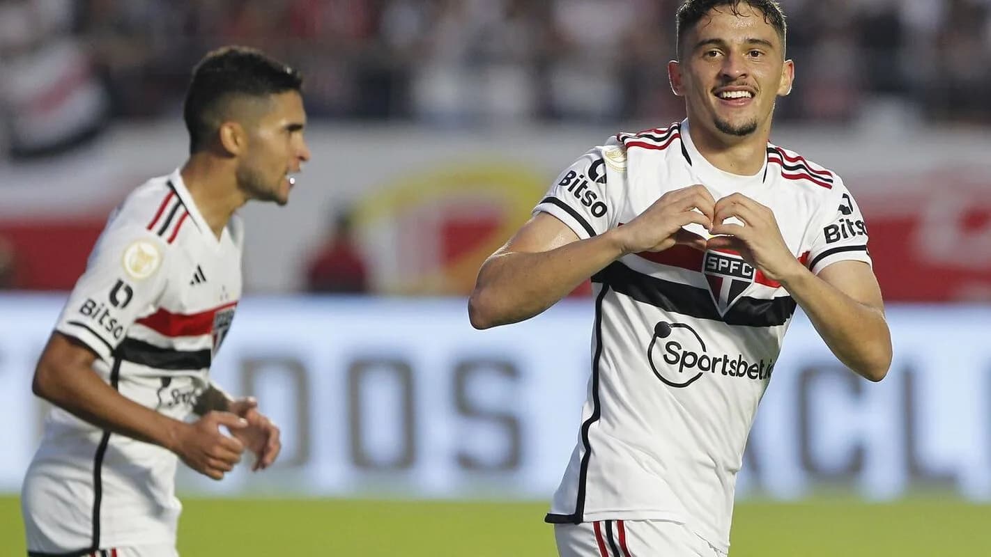 Jogadores do São Paulo comemoram gol em jogo contra o Internacional (foto de arquivo)