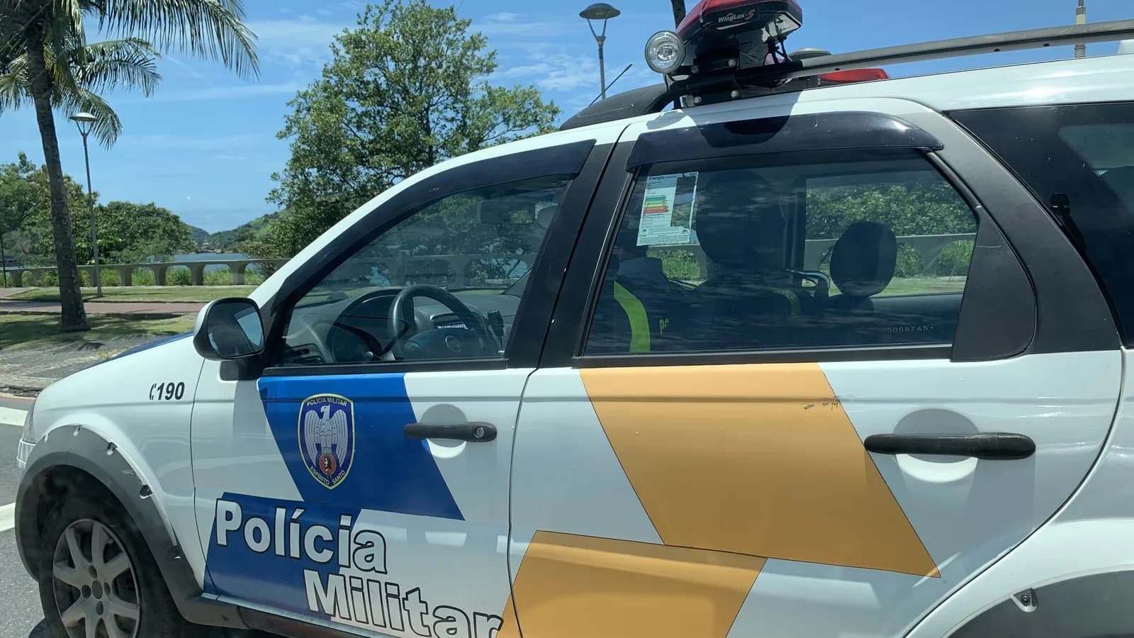 Viatura da Polícia Militar do Espírito Santo estacionada próxima à orla (foto de arquivo)
