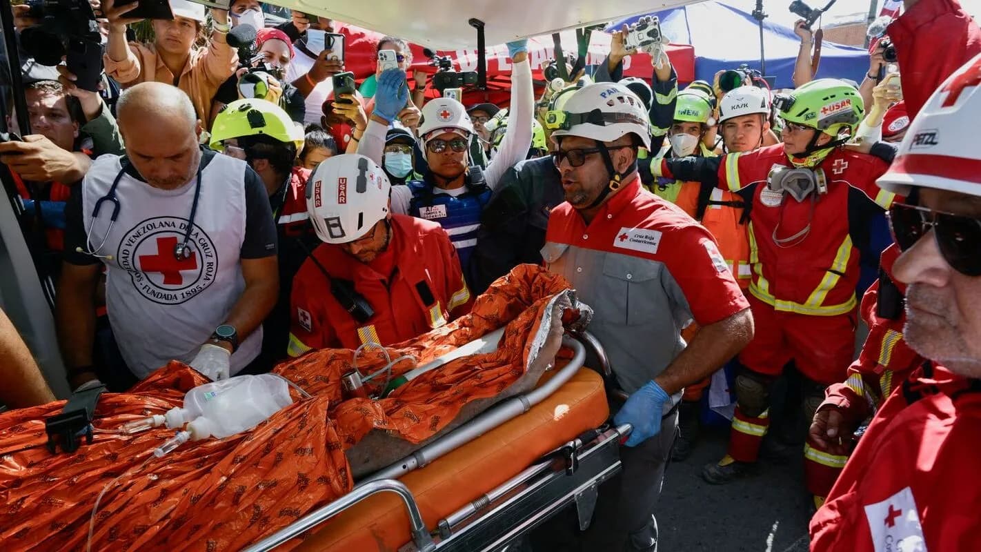 Equipe de resgate retira sobrevivente dos escombros após terremoto